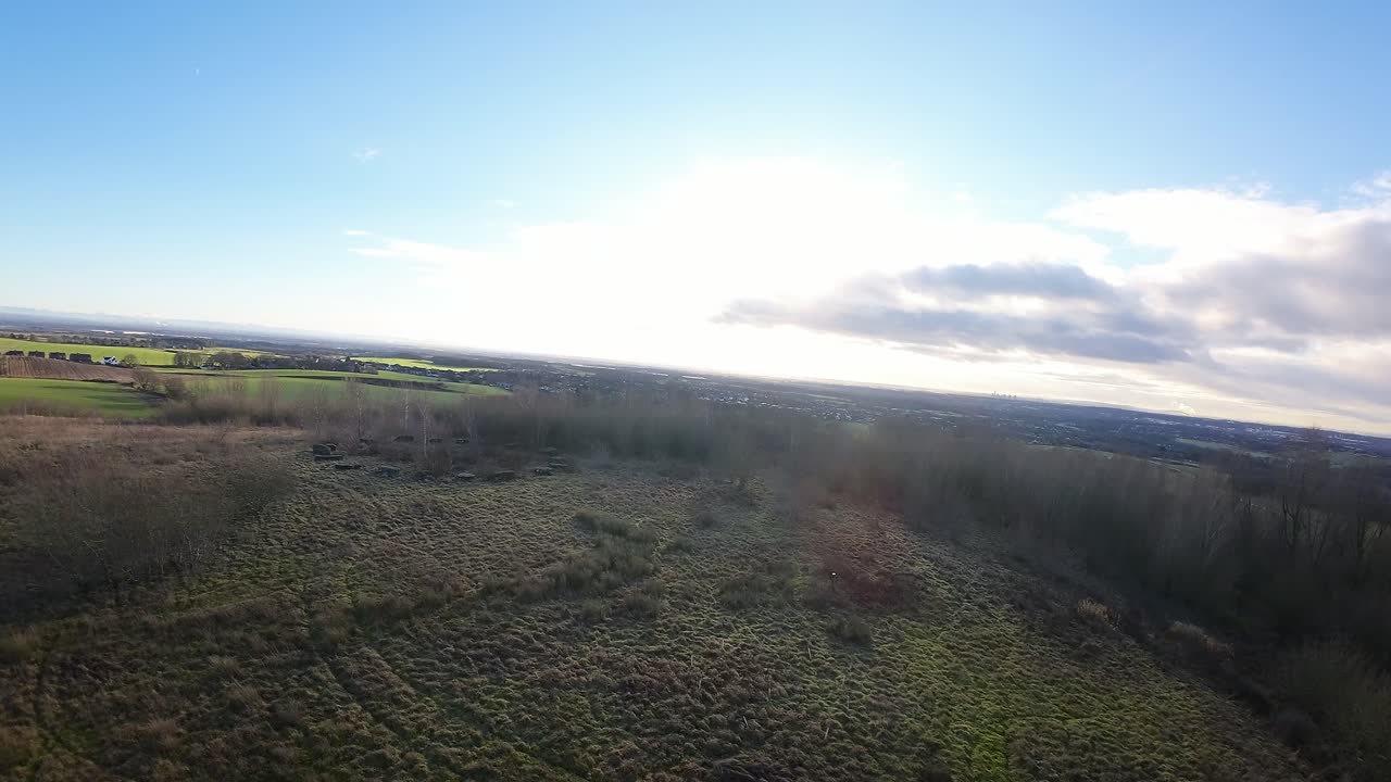 fpv drone volando a través de billinge hill beacon otoño lancashire paisaje boscoso