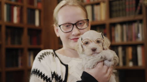 Una-Niña-Con-Una-Mascota-En-La-Biblioteca.-Retrato-De-Una-Colegiala