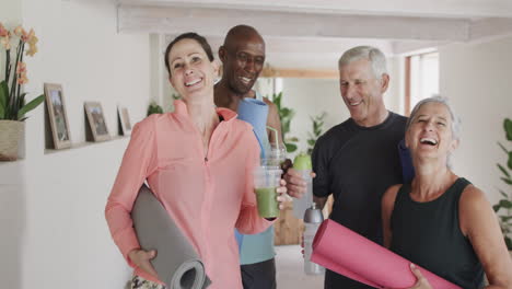 Retrato-De-Personas-Mayores-Felices-Y-Entrenadoras-De-Pilates-Con-Bebidas,-Inalteradas,-En-Cámara-Lenta