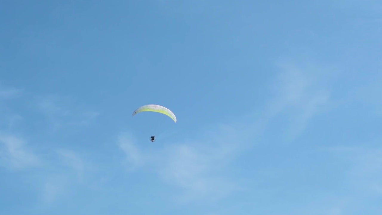 parapente acercándose sobre un cielo azul
