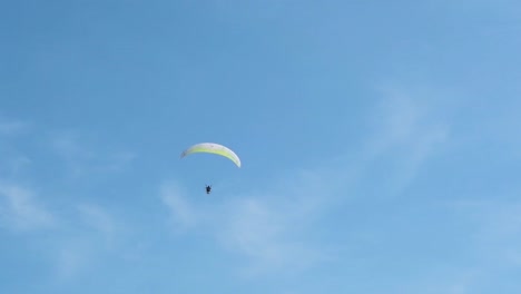 Parapente-Acercándose-Sobre-Un-Cielo-Azul