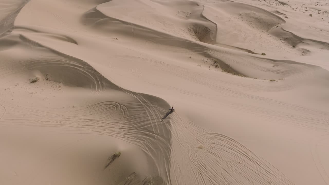 majestuosos picos de dunas del desierto, paisaje arenoso visto por drones