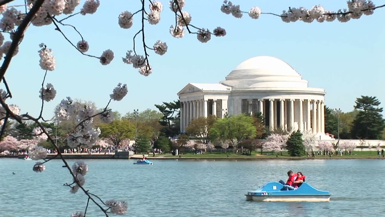 작은 배가 제퍼슨 기념관 앞을 가로지른다