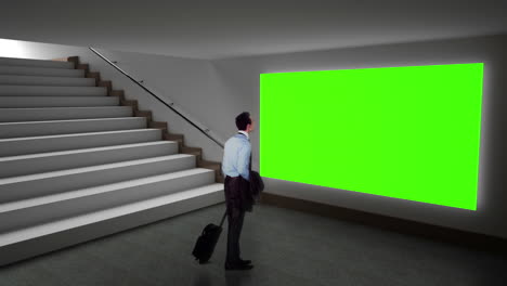 uomo d'affari che guarda lo schermo verde