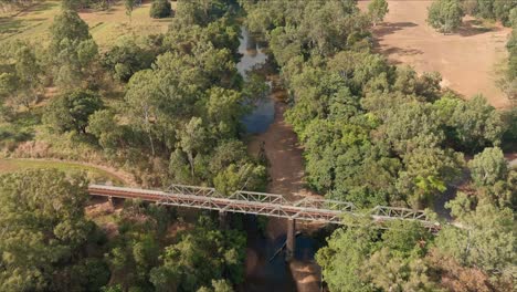 Puente-Ferroviario-Sobre-Un-Arroyo