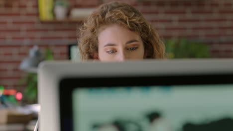 Woman-on-a-computer-working-for-a-startup-social