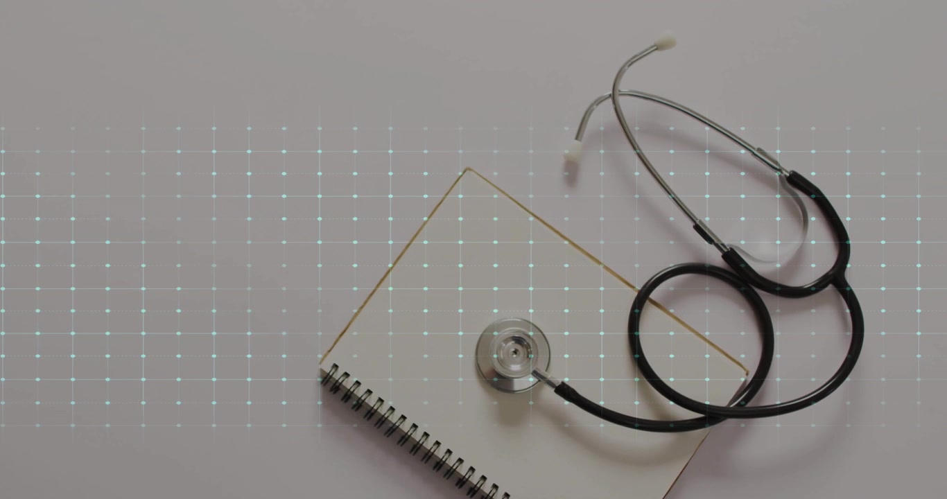 Linea ECG luminosa che emerge da sinistra con tre picchi, dietro uno stetoscopio su un quaderno che mostra il battito cardiaco.