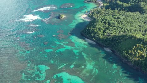 Aguas-Turquesas-Y-Costa-Exuberante,-Playa-Hermitano-En-República-Dominicana