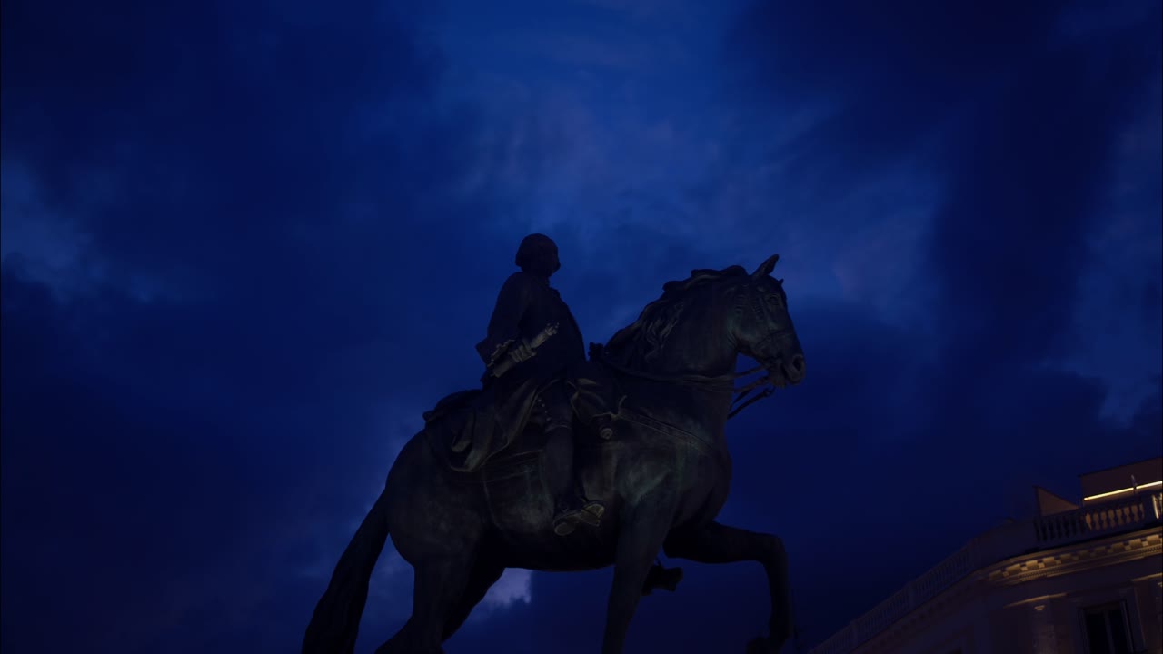 Silhouette di statua equestre contro un cielo notturno blu scuro