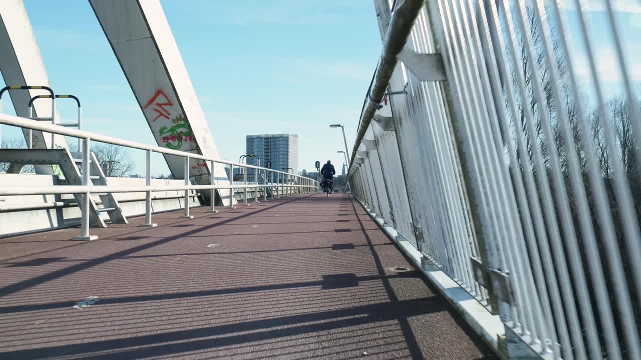 Güneşli Bir Günde Modern Bir Şehir Köprüsünde Bisiklet Süren Adam