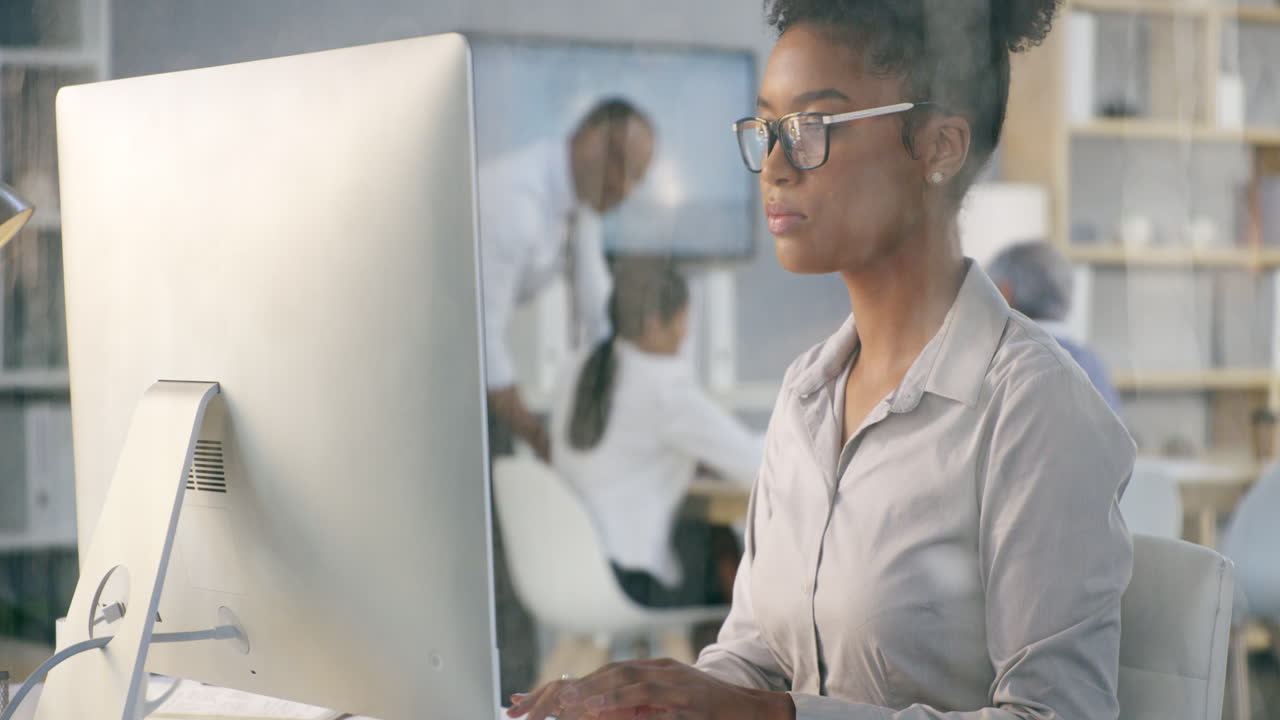 ¡trabajando duro, llueva o haga sol!