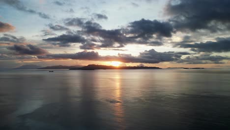 la puesta de sol del océano en san andrés, catanduanes, filipinas - toma aérea de un dron