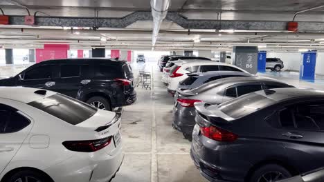 estacionamiento subterráneo vacío