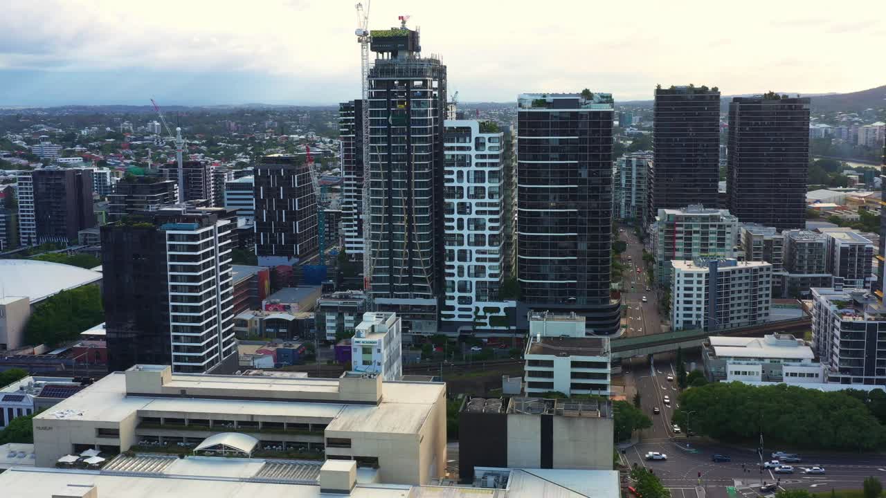 vista de seguimiento aéreo a lo largo de la calle gris que captura el paisaje urbano del barrio de south brisbane, queensland, australia