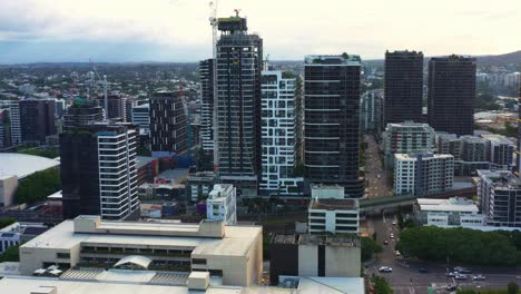 Aerial-tracking-view-along-grey-street-capturing-cityscape-of-South-Brisbane-neighborhood,-Queensland,-Australia
