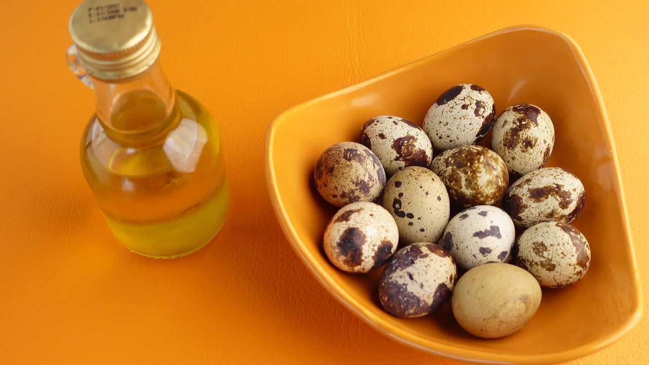 huevos de codorniz en un cuenco con aceite