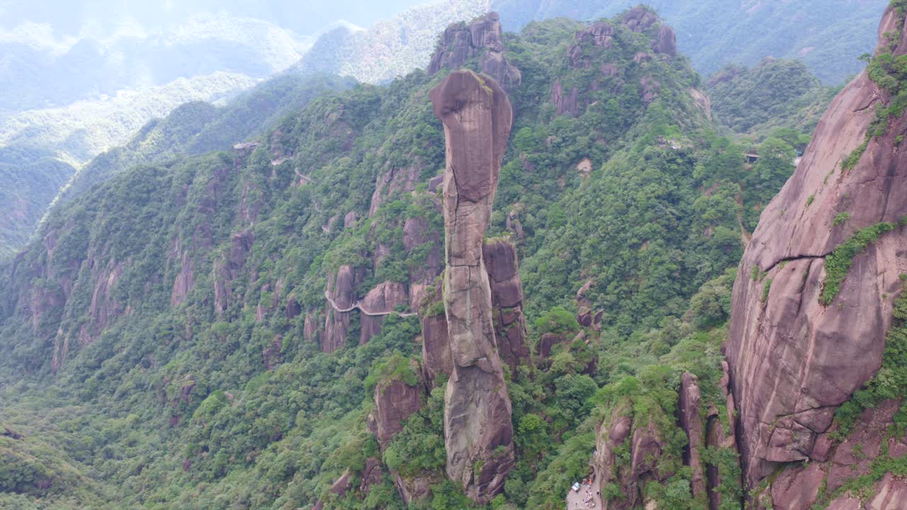 Mount Sanqing in Jiangxi Province, a famous mountain in China, with strange peaks and rocks towering into the clouds, miraculous geological and geomorphological wonders, and great works of nature，