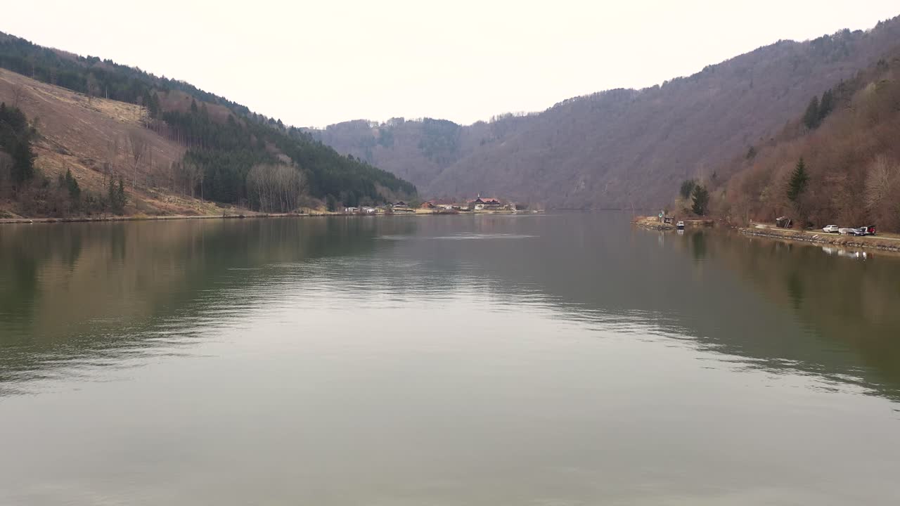 다뉴브 강 바로 위의 항공 영상이 오스트리아 상류의 강 한가운데 공중으로 멀리 떨어져 있습니다.