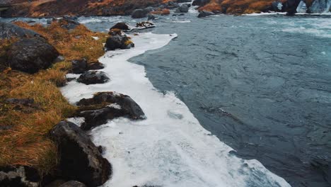 Westfjorde,-Nordwesten,-Island---Ein-Großer-Fluss-Und-Seine-Herrlichen-Wasserfälle---Totale