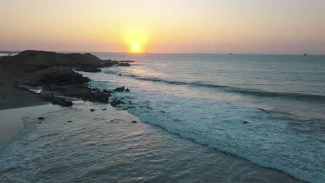 Drohnen-Luftbild,-Sonnenuntergang-Am-Pazifischen-Ozean-Und-Wellen,-Die-Während-Der-Goldenen-Stunde-Gegen-Die-Felsen-Der-Küste-Schlagen