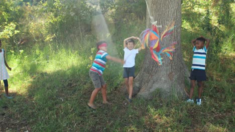 Grupo-De-Amigos-Jugando-En-El-Parque