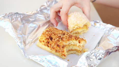 recogiendo comida rápida picante pan crujiente comida envasada