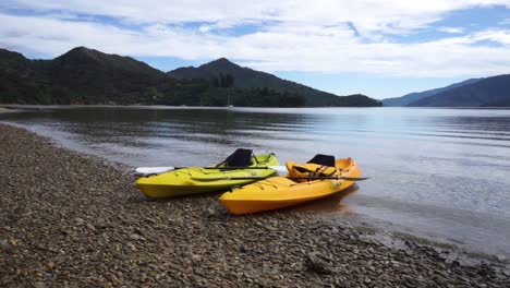 Zwei-Seekajaks-Am-Felsigen-Strand-In-Marlborough-Sounds,-Neuseeland