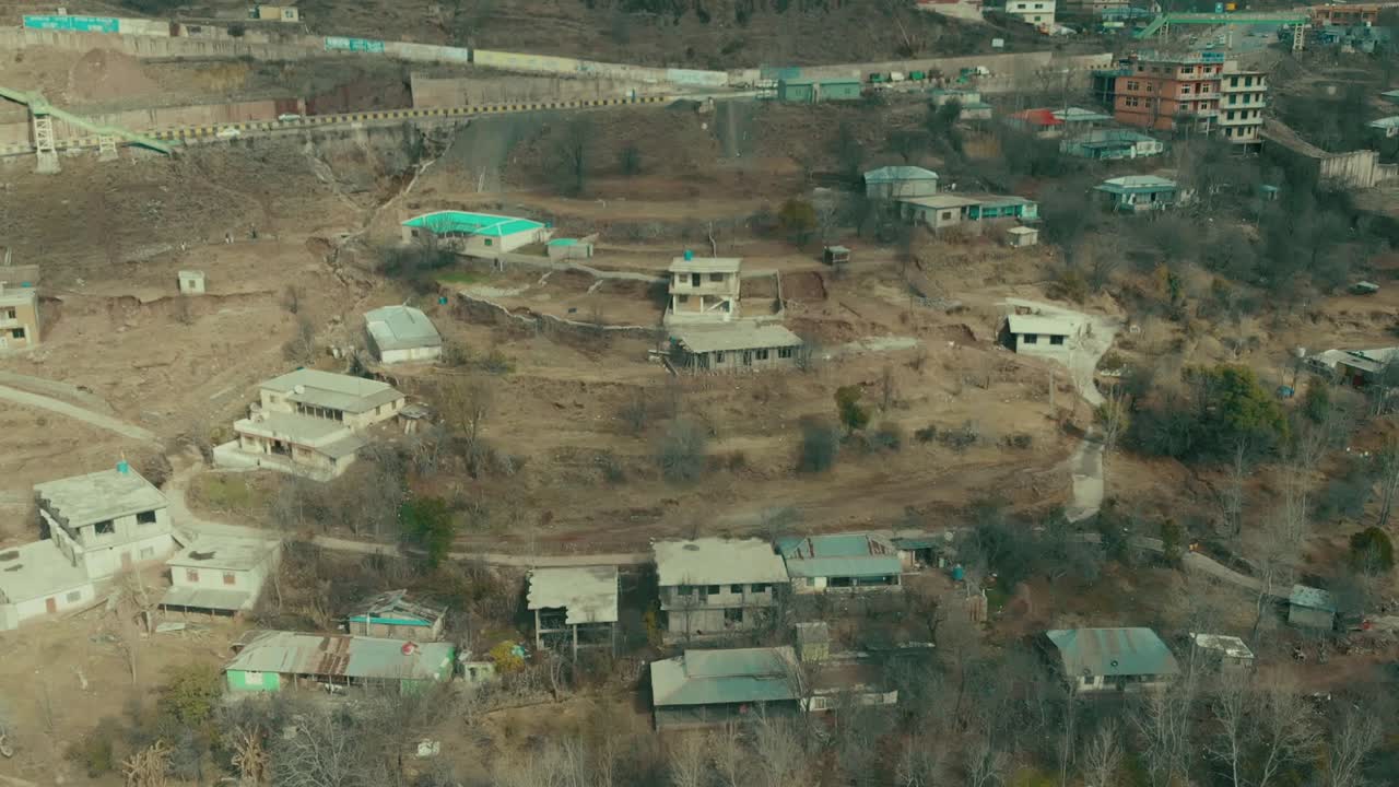вид с воздуха на здания в музаффарабаде, город азад кашмир в пакистане