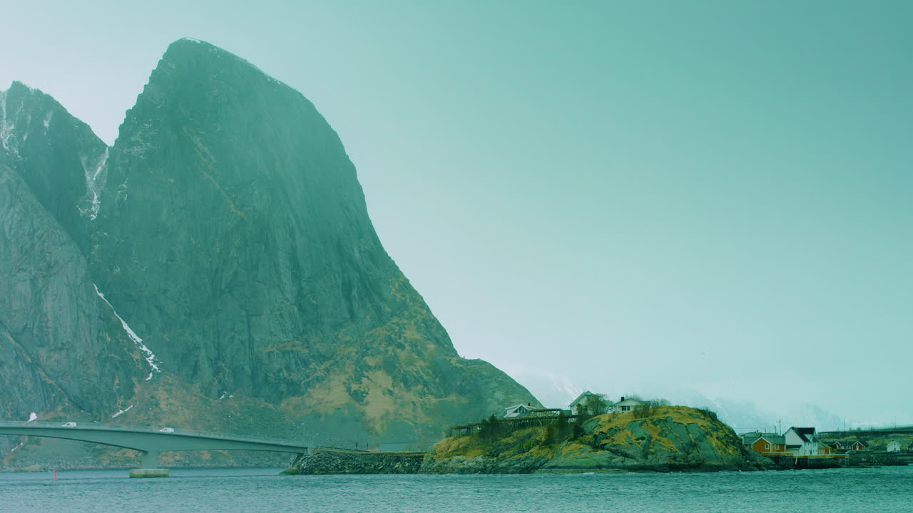el puente que conecta con reine, lofoten