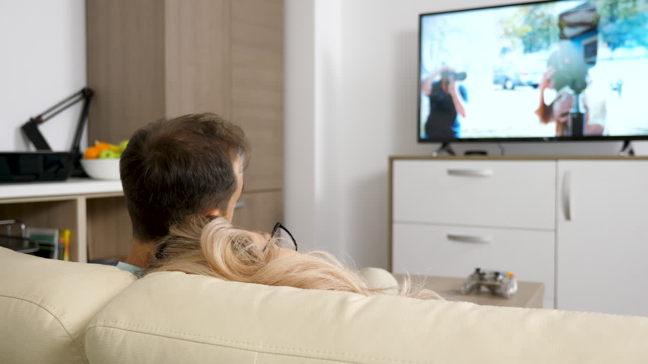 Coppia che guarda la TV a casa
