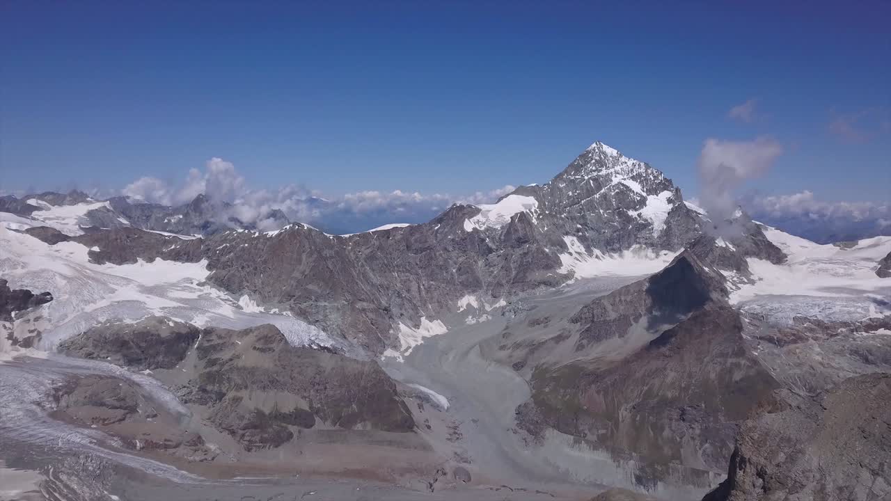 amplia vista panorámica de la nieve y los glaciares en los alpes con el monte cervino, el mont cervin y el cervino al fondo