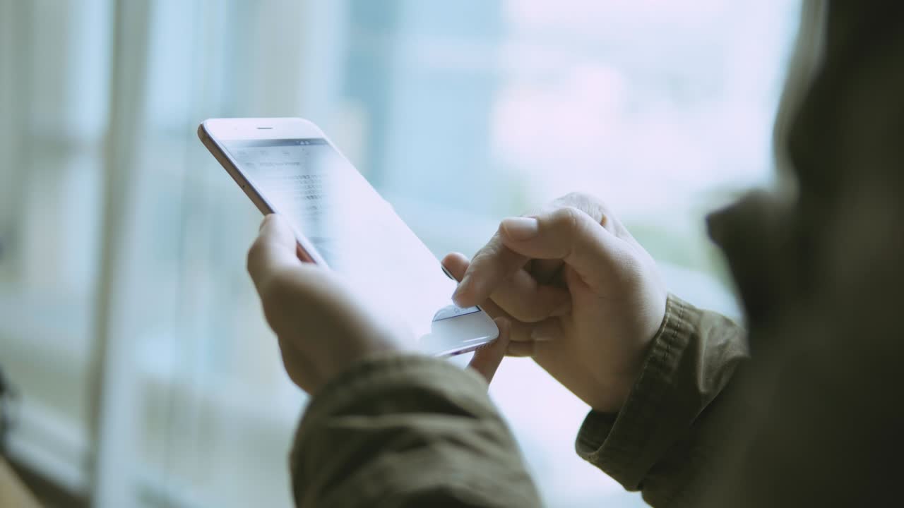 hombre usando teléfono inteligente en la estación de metro