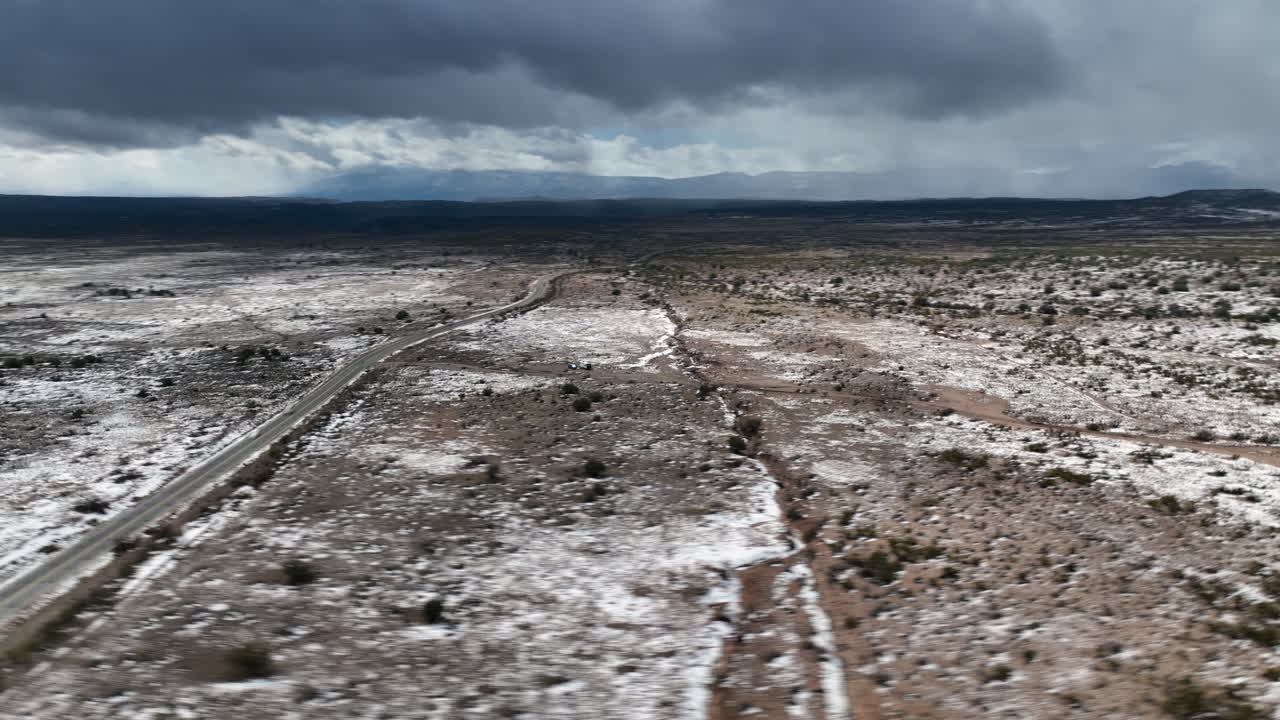 carretera aislada en un vasto paisaje de naturaleza semiárida en un día nublado