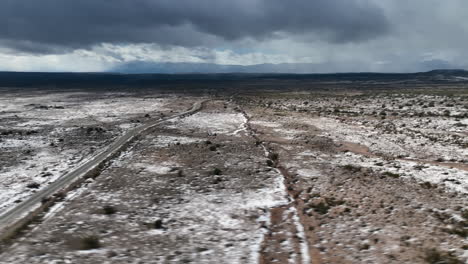 Isolierte-Straße-In-Riesigen-Semiariden-Naturlandschaft-An-Einem-Bewölkten-Tag