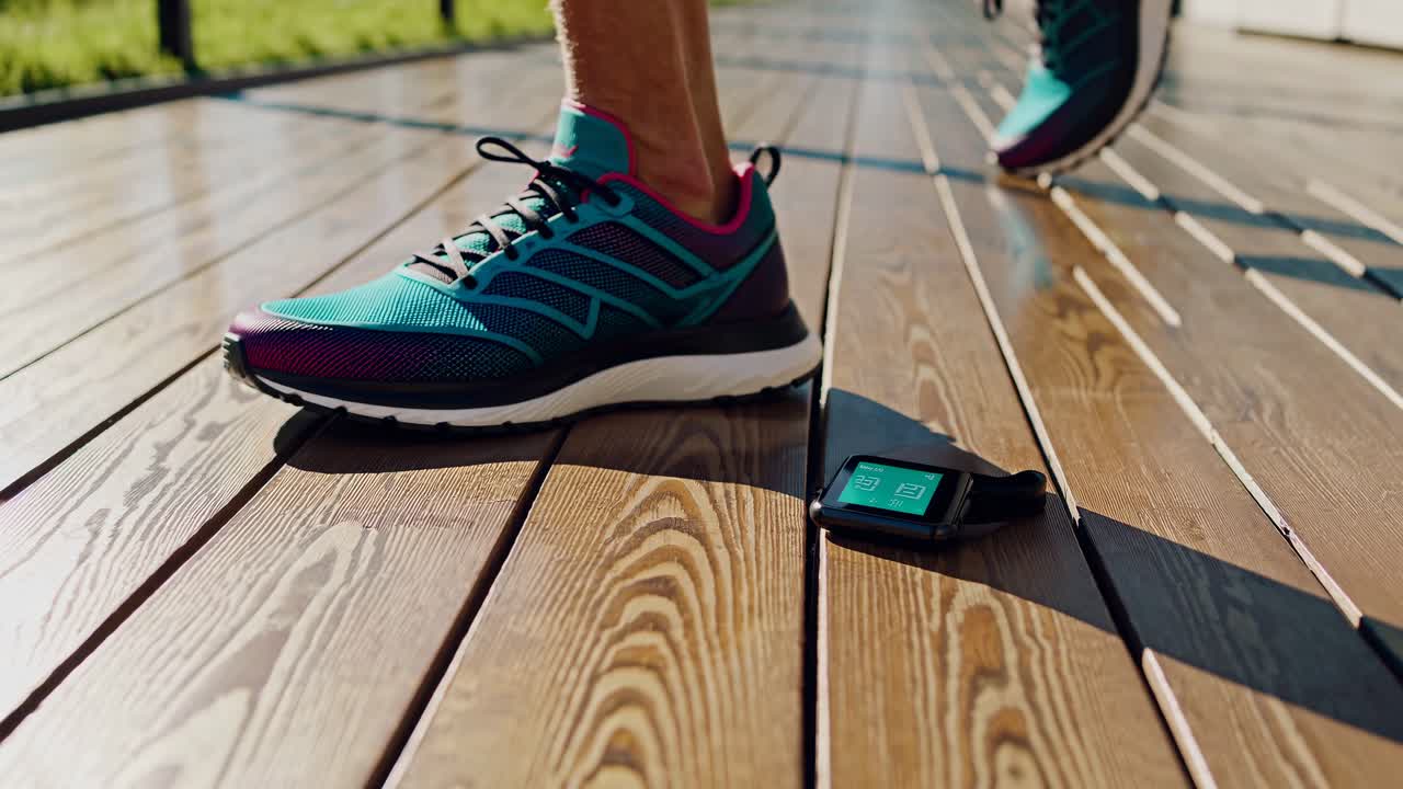 hombre atando zapatos para correr