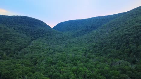 Imágenes-De-Video-De-Drones-Aéreos-De-Las-Montañas-Apalaches-Antes-Del-Atardecer-Durante-Las-Cálidas-Tardes-De-Verano