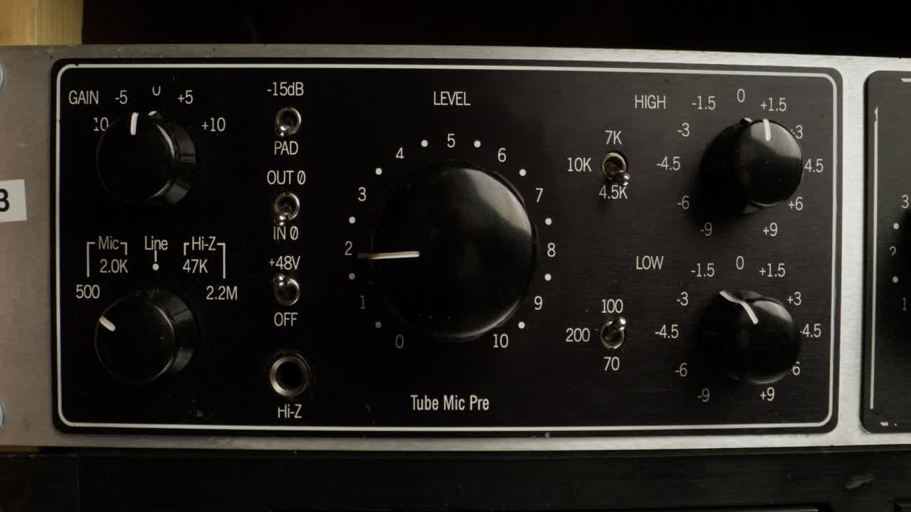 마이크 프리프의 오디오 컨트롤을 조정합니다.