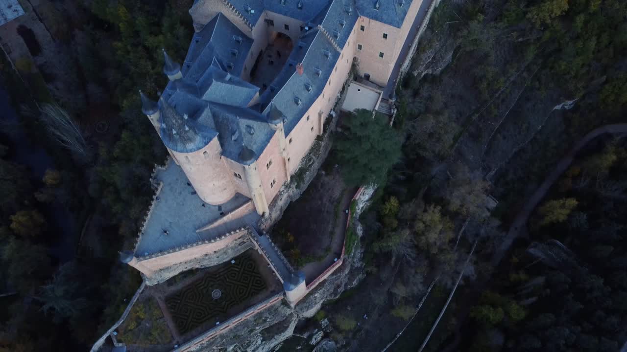 Vecchio castello in una giornata autunnale al tramonto
