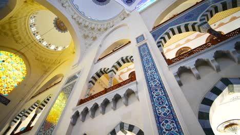 interior de una mezquita con una arquitectura impresionante y elementos decorativos