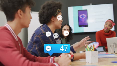 notificaciones de las redes sociales animación sobre diversos equipos discutiendo en la reunión de la oficina