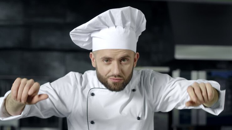 Koch bereitet sich in einer Restaurantküche auf das Kochen vor.