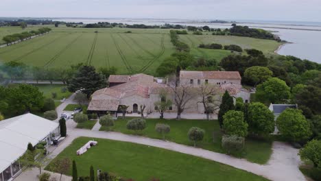 lugar de bodas de lujo en el sur de francia con el mar de fondo