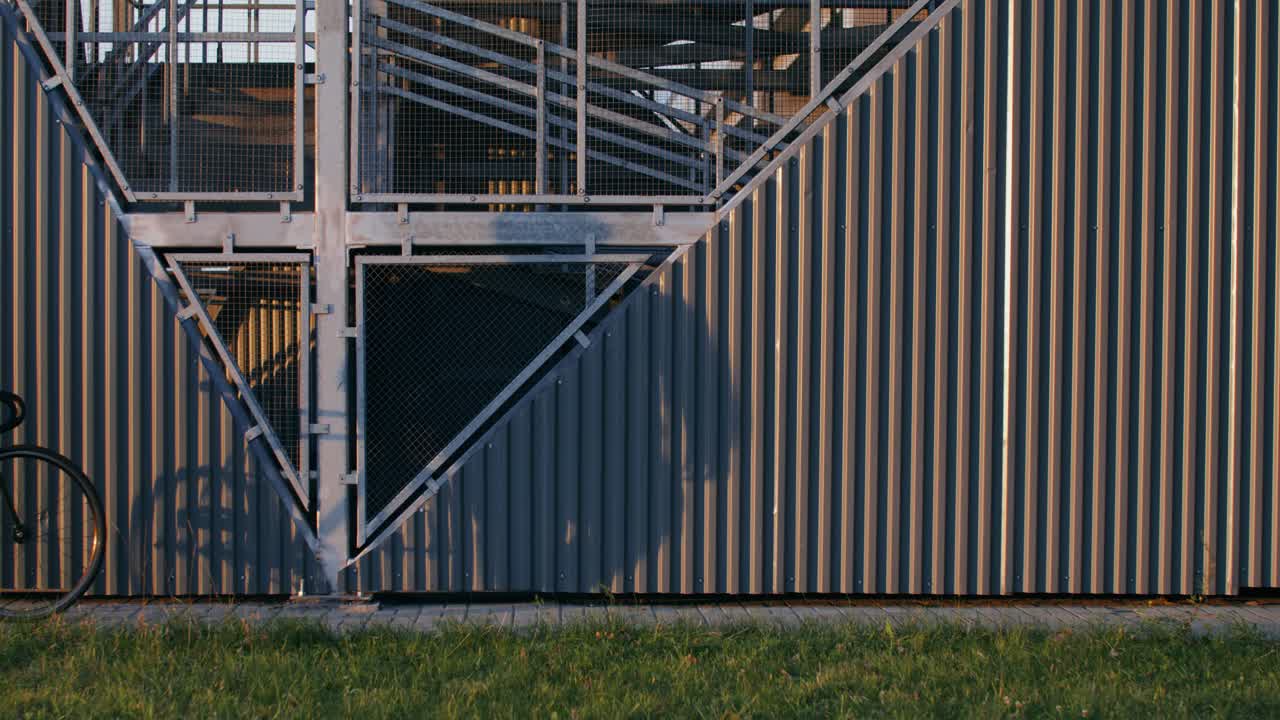 ciclista urbano por edificio