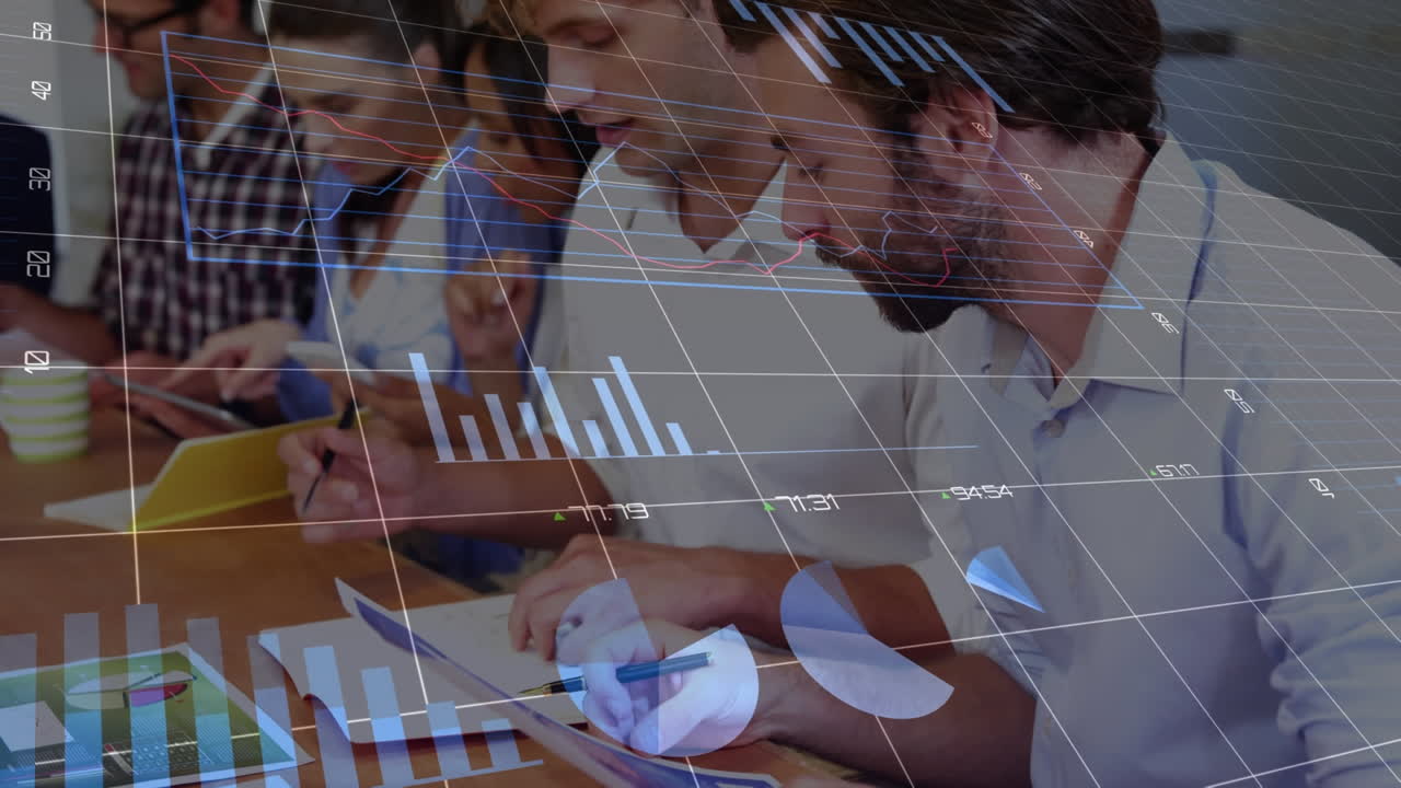 animación de procesamiento de datos estadísticos contra dos hombres diversos discutiendo sobre una tableta en la oficina