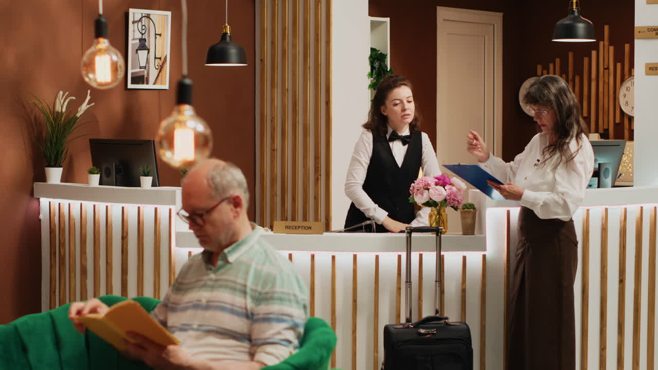 пожилой человек заполняет регистрационные бланки