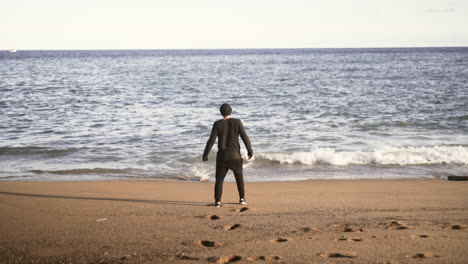 despertar borracho solo en la isla de la playa de arena