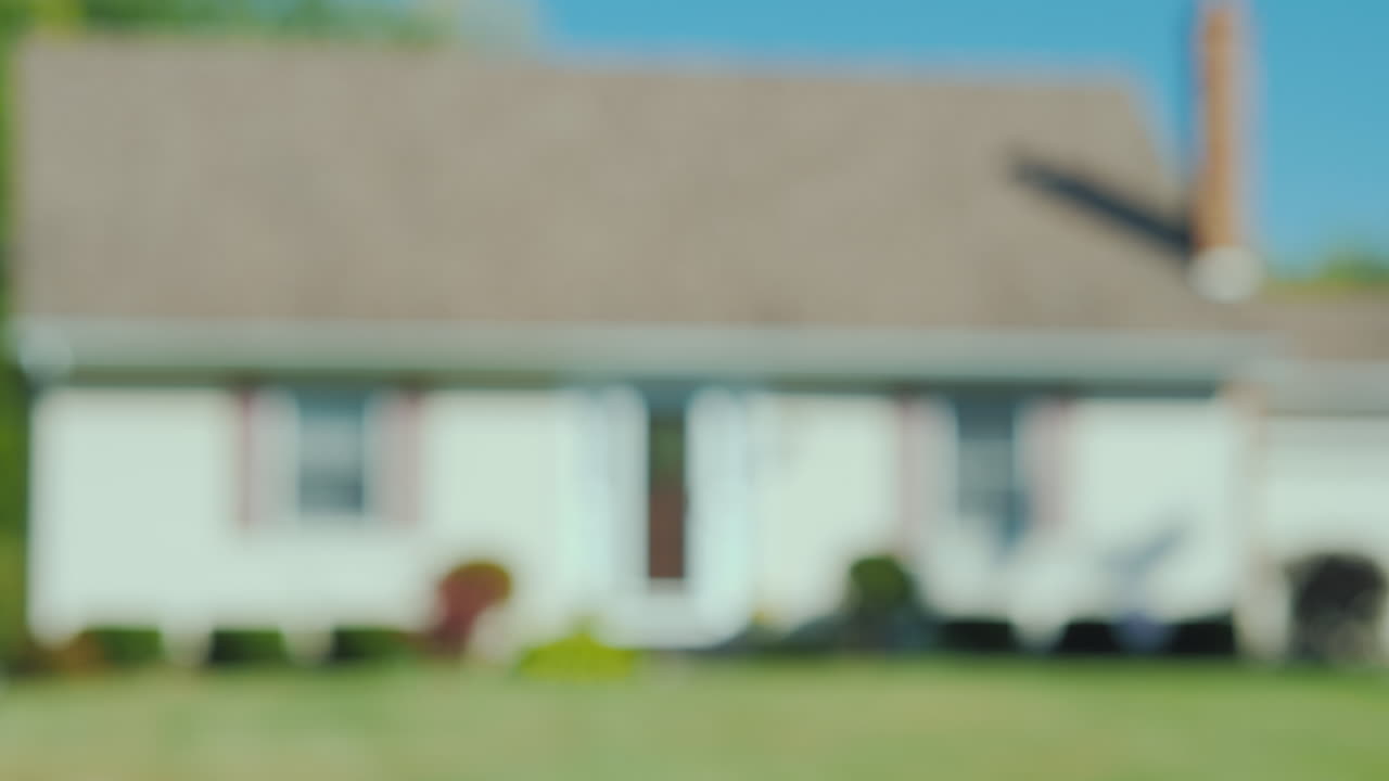 una pareja joven tomándose de la mano en el contexto de su nueva casa comprando un concepto inmobiliario a dre