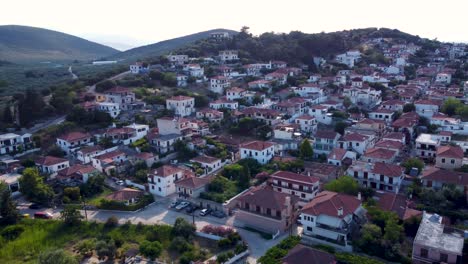 Una-Impresionante-Toma-Aérea-De-Un-Pueblo-Costero-Cerca-De-Volos,-Grecia