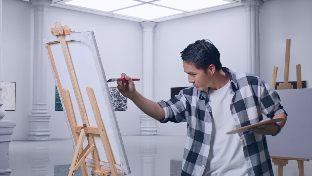 갤러리에서 오일 페인트와 으로 캔버스에 그림을 그리는 아시아 남성 예술가