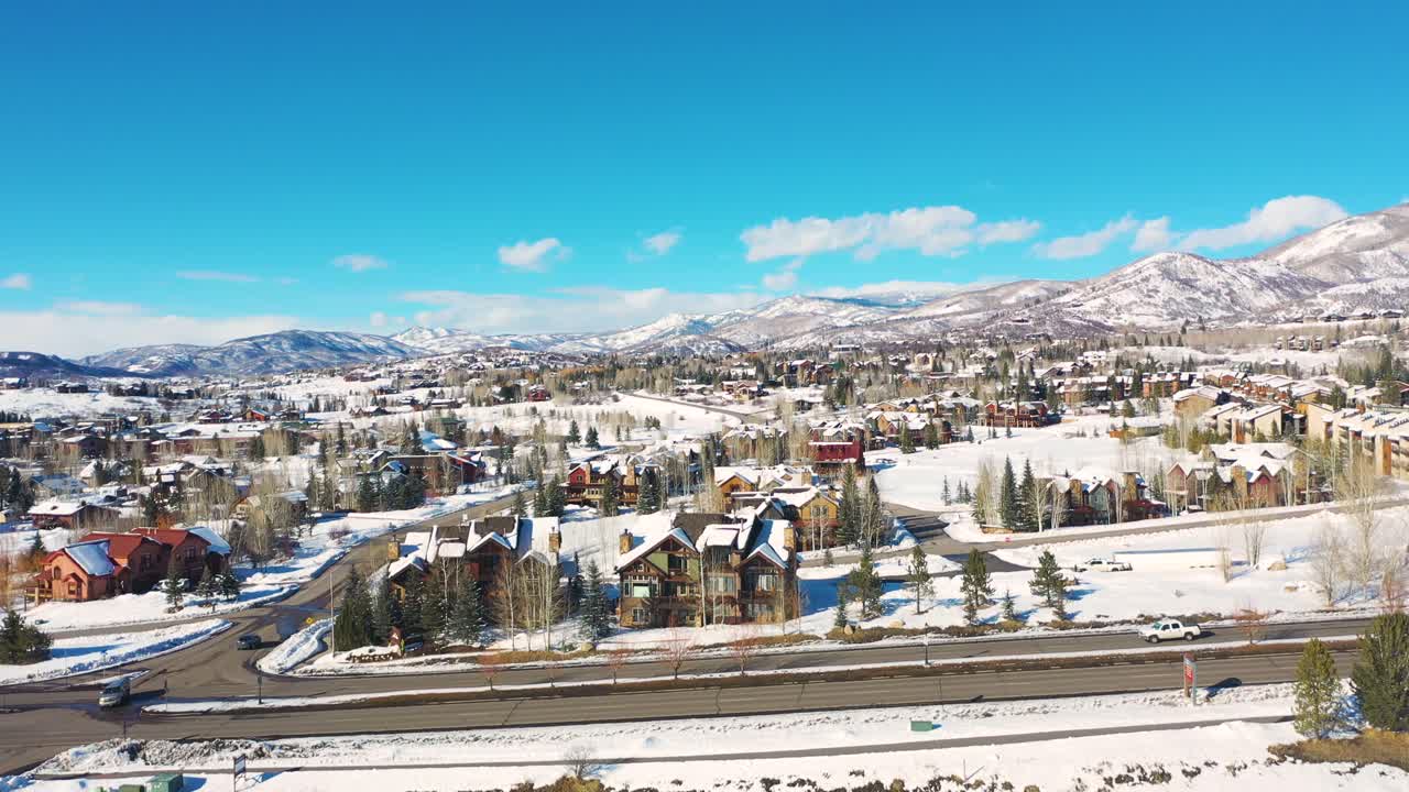 Steamboat Springs, Colorado - Paesaggio urbano invernale con montagne innevate in una giornata di sole.
